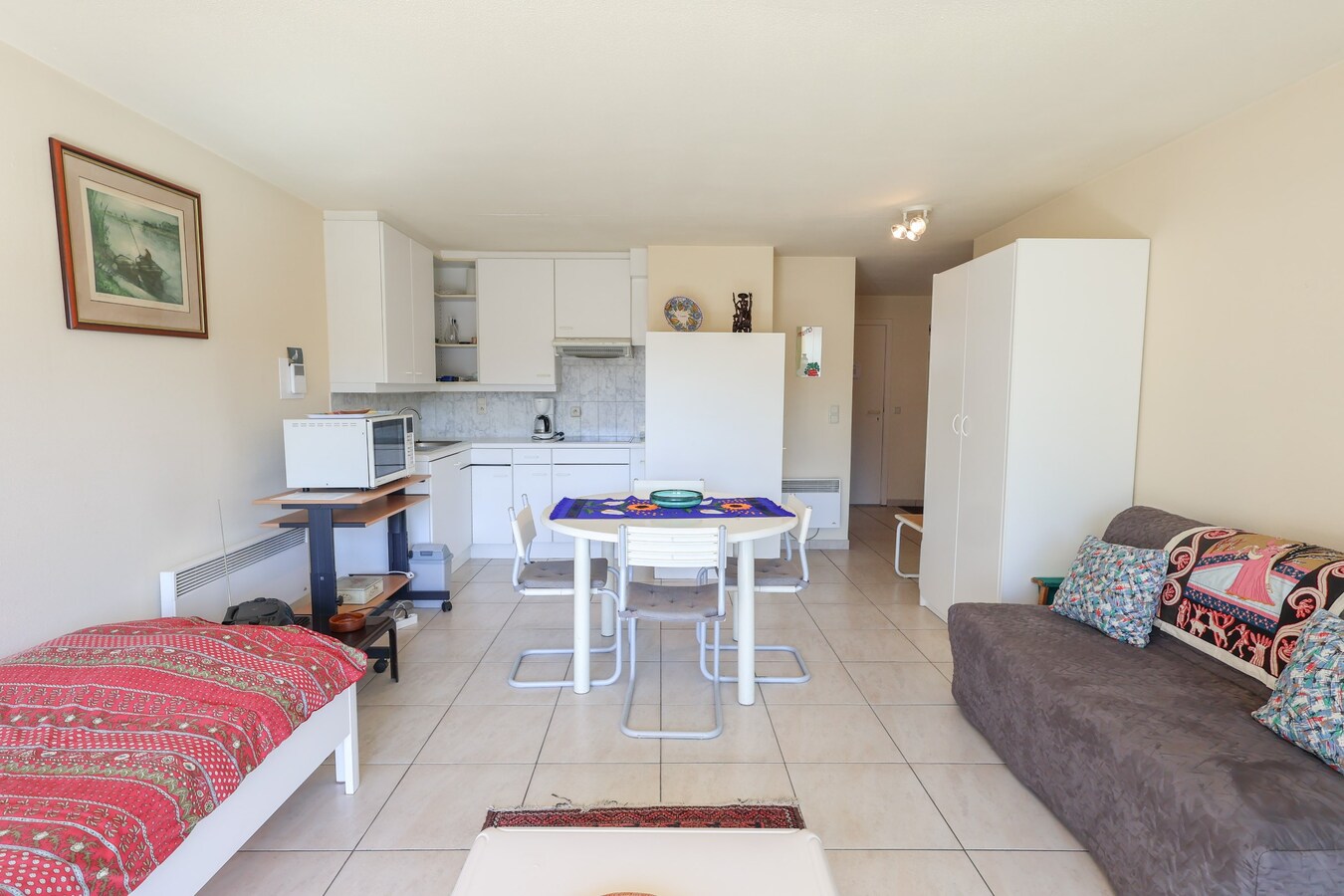 Gelijkvloerse studio met slaaphoek én zonovergoten terras op enkele meters van de zee! 