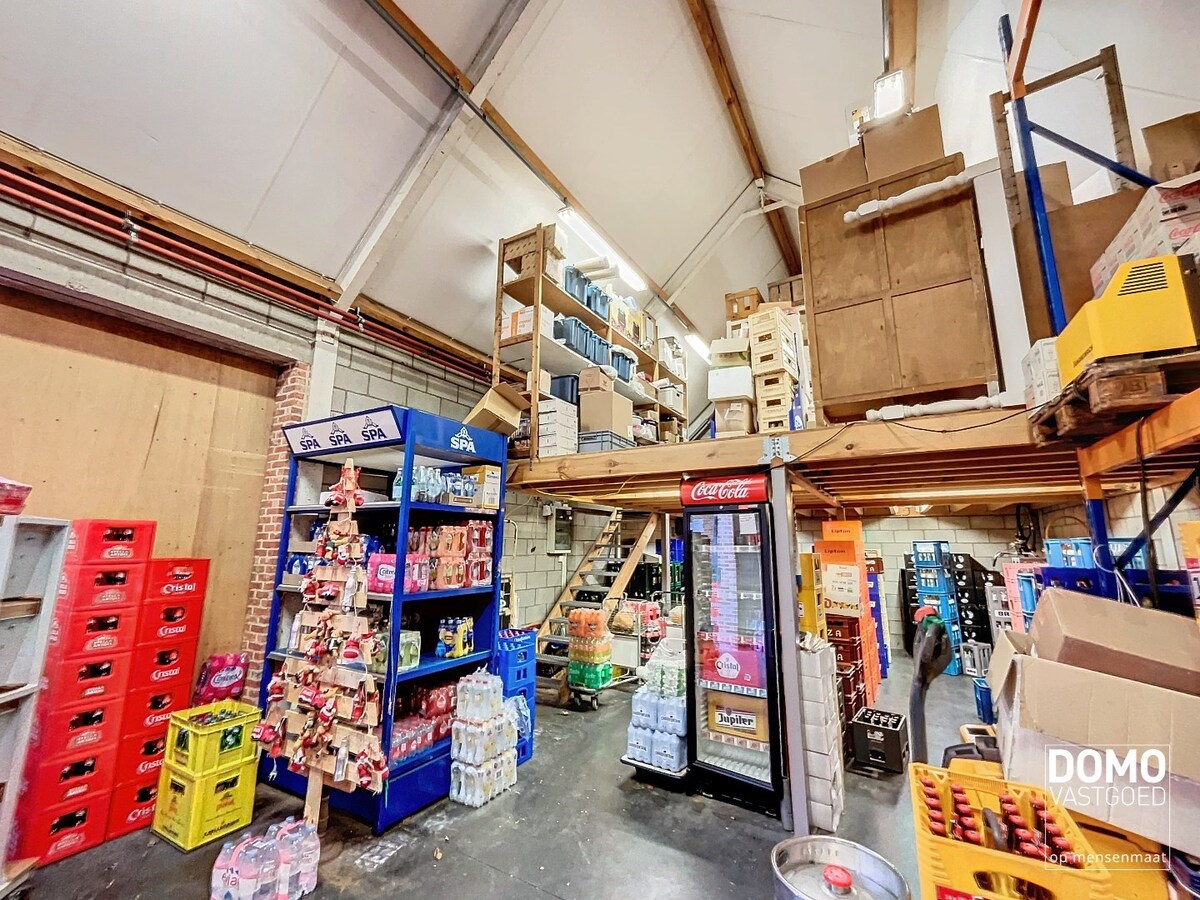 UNIEK pand met tal van mogelijkheden, gunstig gelegen te Kermt. 