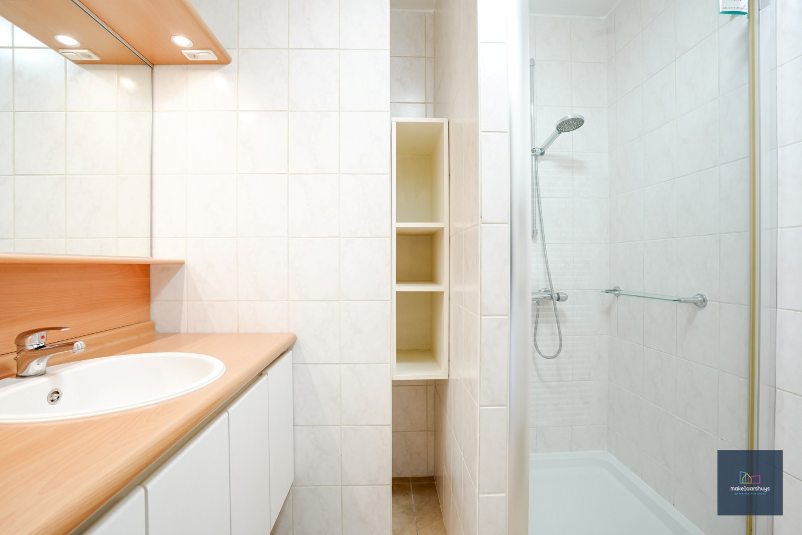 Goedgelegen 2slpk-appartement met terras en staanplaats 