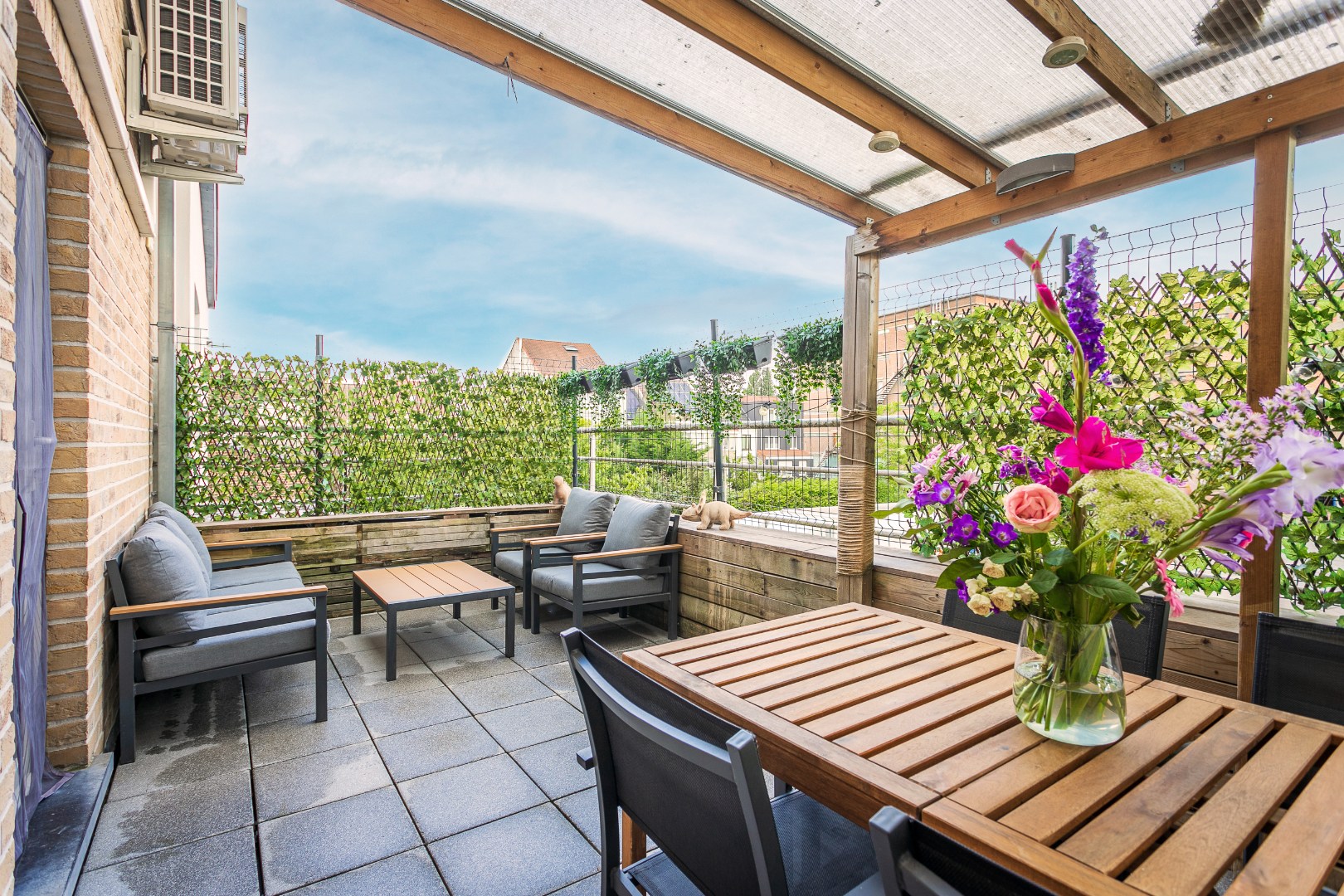 Appartement met 2 slpk, terras en staanplaats 