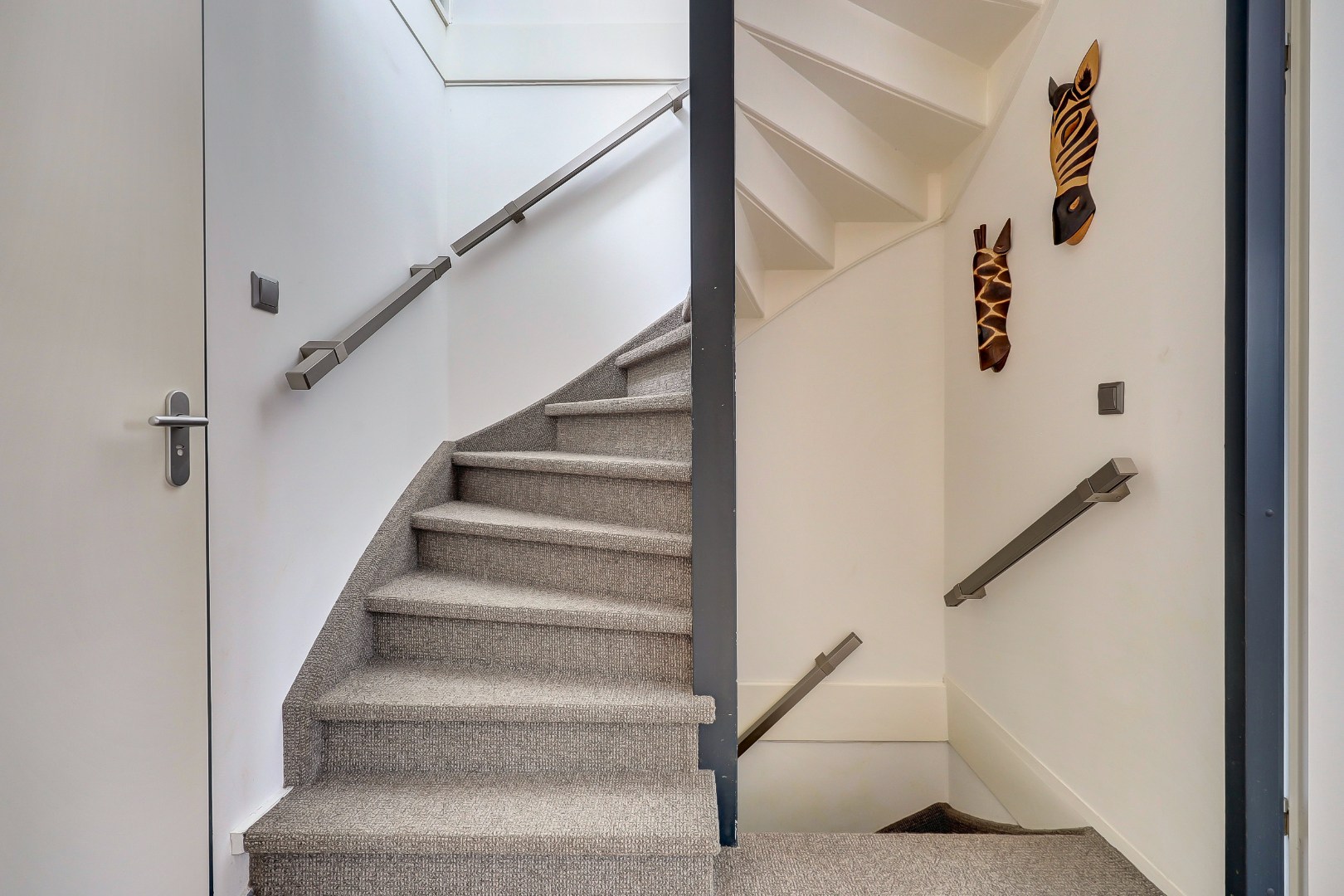 Instap klaar en moderne 4-kamer hoekwoning met 3 ruime slaapkamers, fraaie keuken en badkamer, onderhoudsvriendelijke tuin en gelegen op eigen grond. 