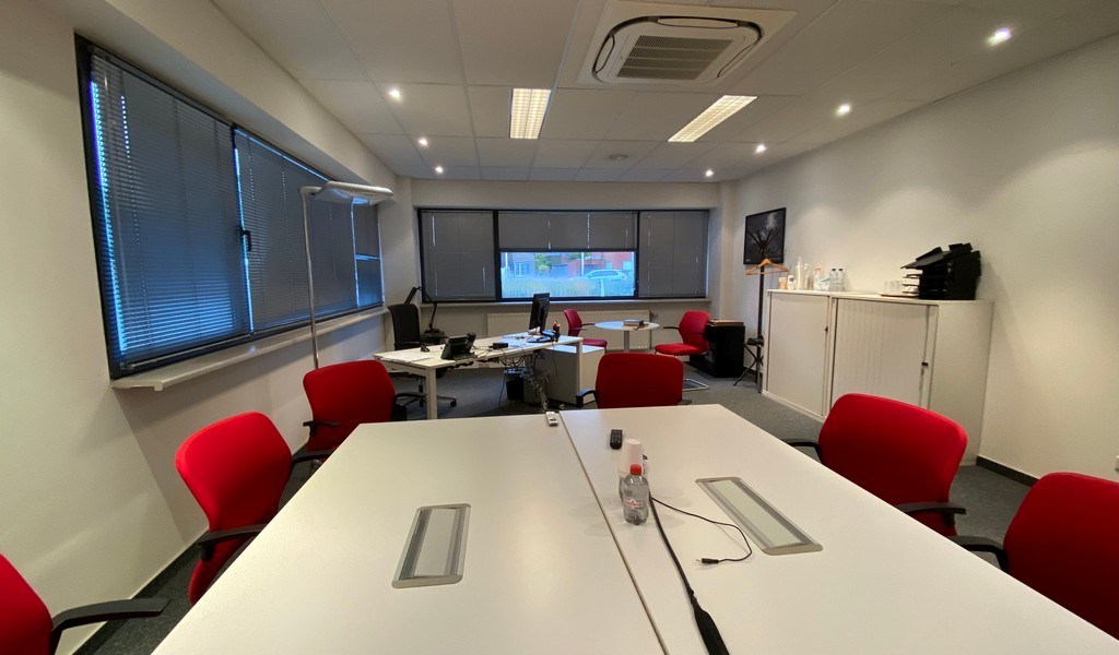 Ingedeelde kantoorruimte te huur in Aartselaar