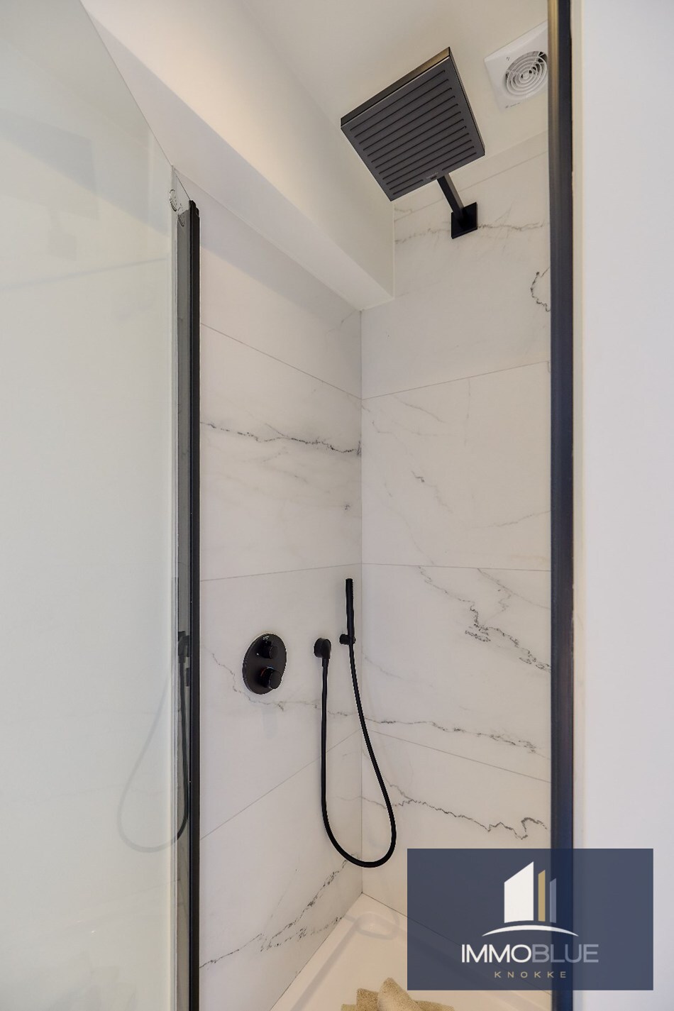 Appartement spacieux, entièrement rénové, avec quatre chambres et vue latérale sur la mer, situé à proximité de la Place Van Bunnen. 