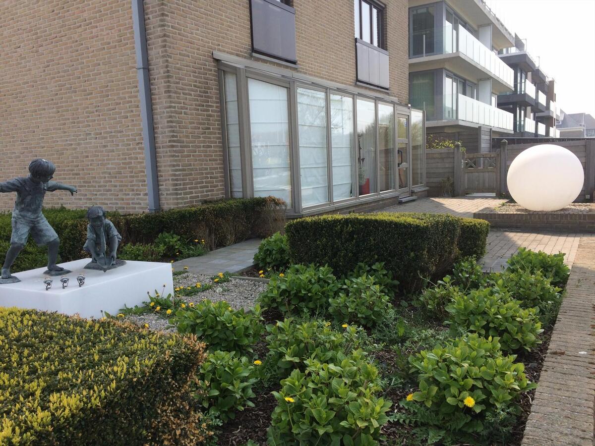 LUXUEUS GELIJKVLOERS APPARTEMENT OP TOPLIGGING MET MAGNIFIEK ZONNETERRAS/TUIN 