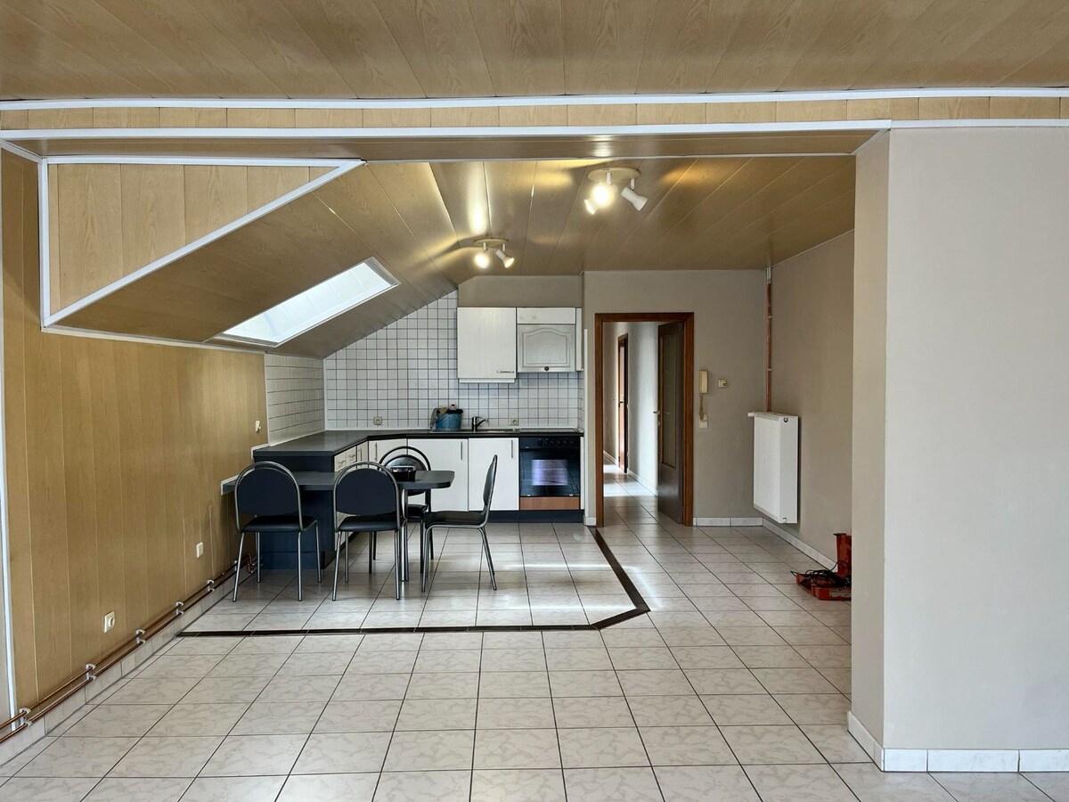 Ruim appartement met 2 slaapkamers en autostaanplaats te Leke 