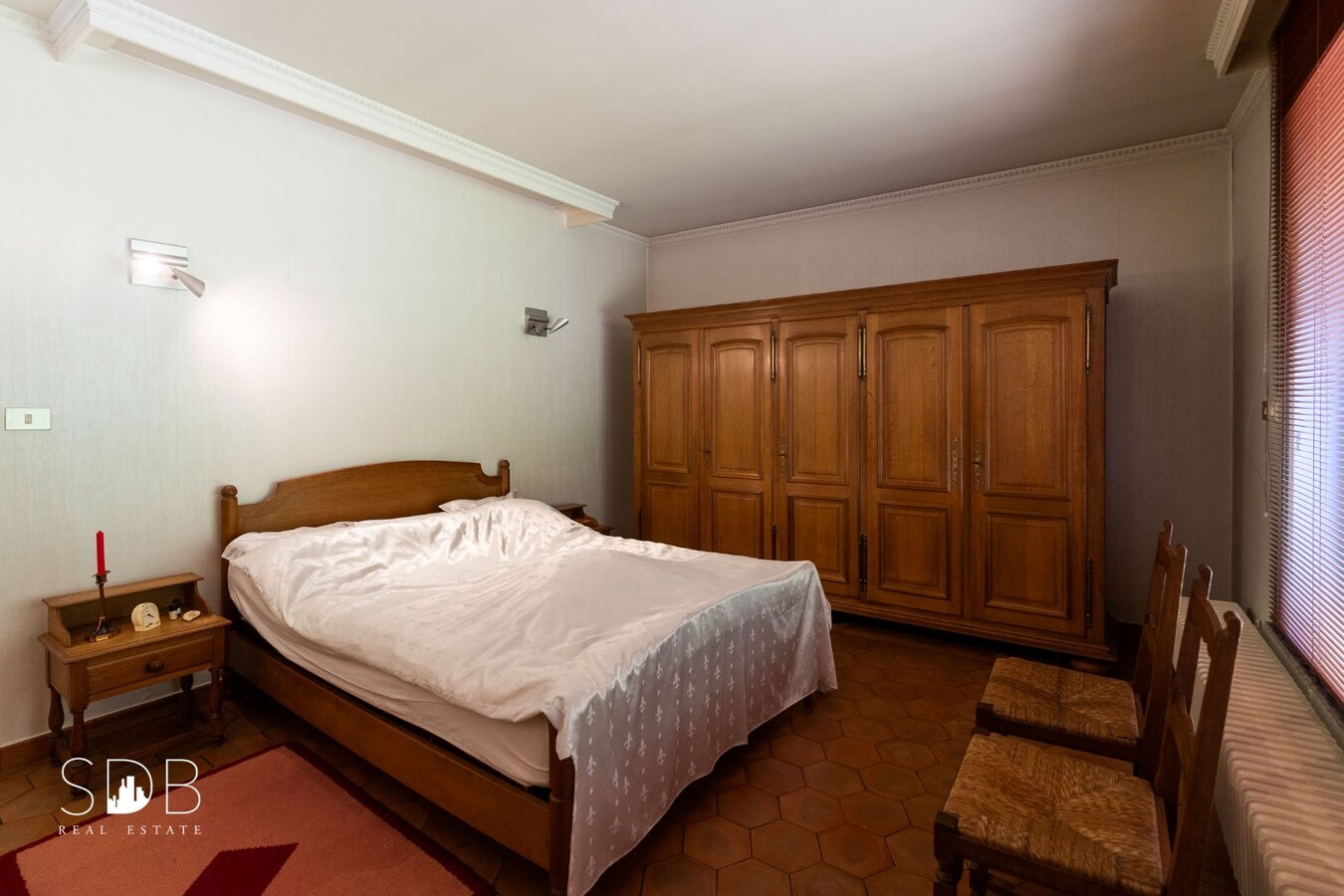 Vrijstaande gezinswoning in bungalowstijl met grasland op circa 1ha. 