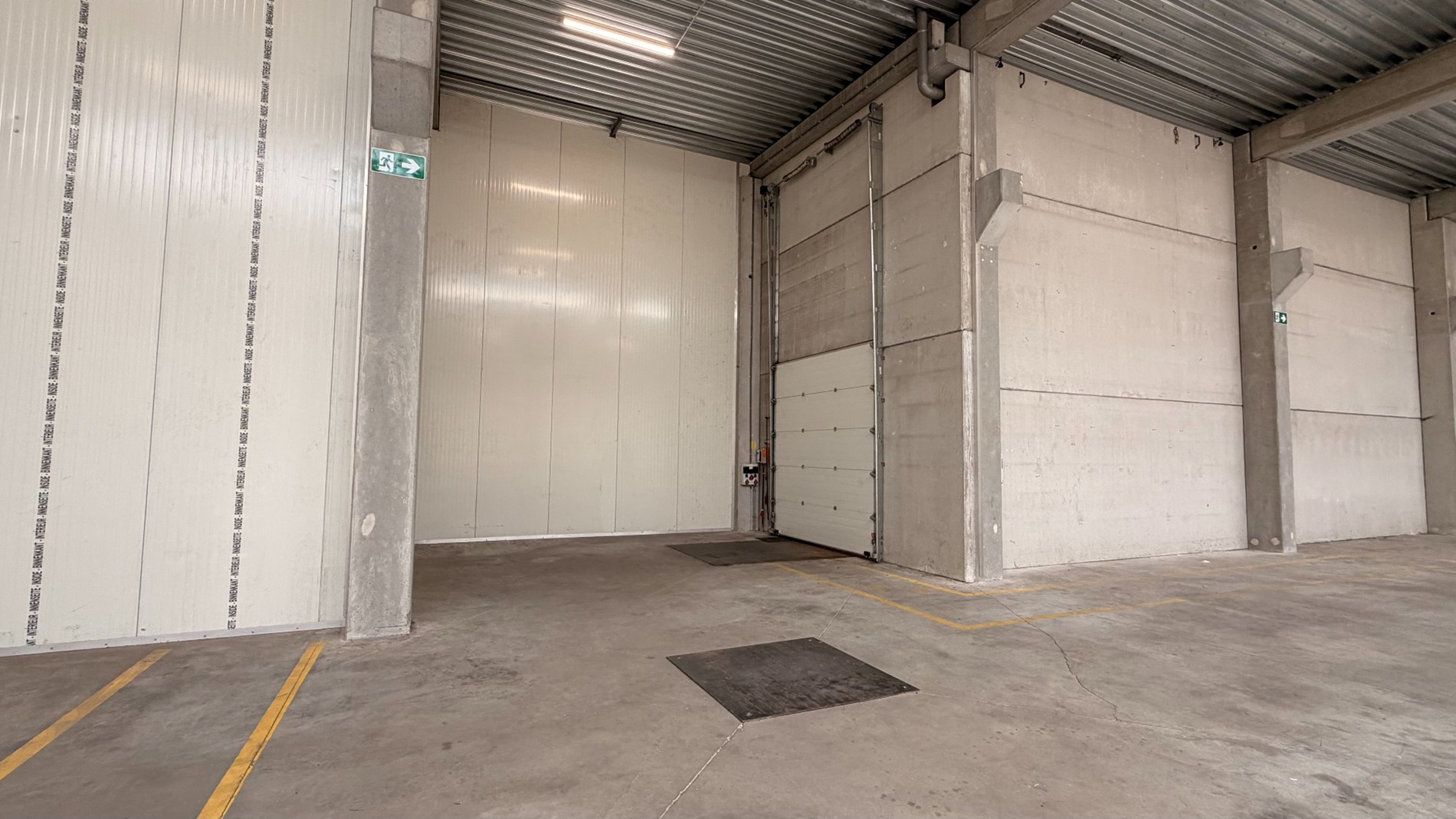 Magazijn met laadkade en kantoren te huur aan E17 in Kruibeke