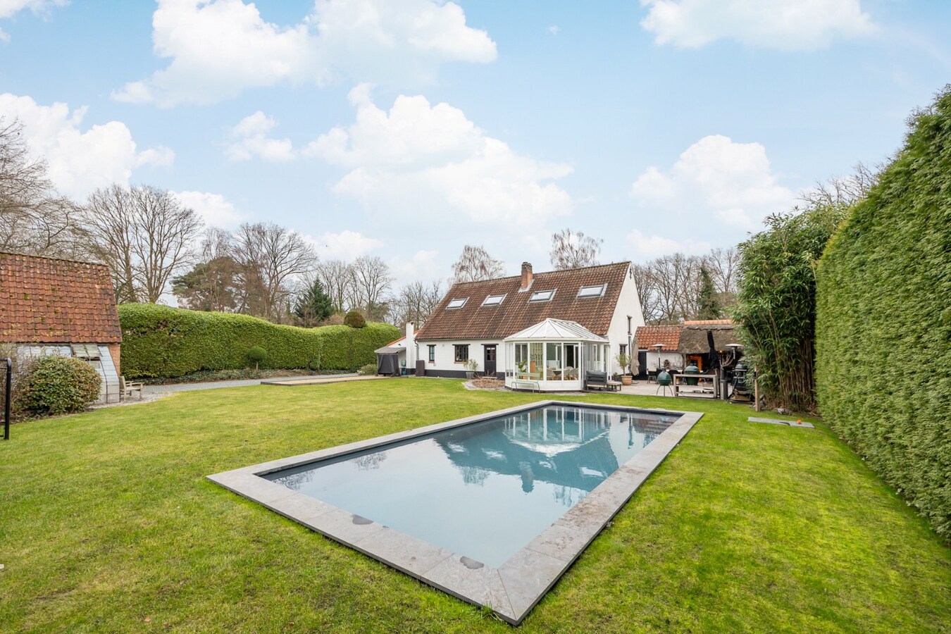 Charmante en ruime woning met zwembad en bijgebouw op toplocatie 