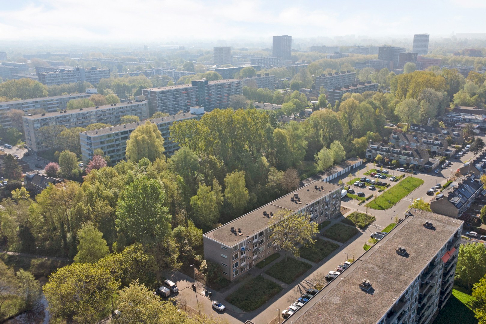 Bijna 100 m² gelijkvloers woonplezier op de begane grond met terras van ca. 36 m².  Deze 3- (voorheen 5) kamerwoning is gelegen op eigen grond! 