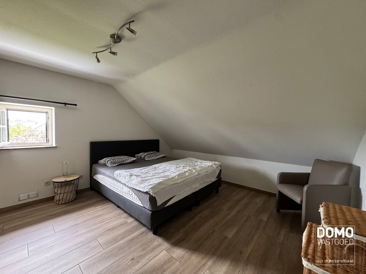 Charmante open bebouwing met 3 slaapkamers, 2 badkamers en prachtige tuin te huur 