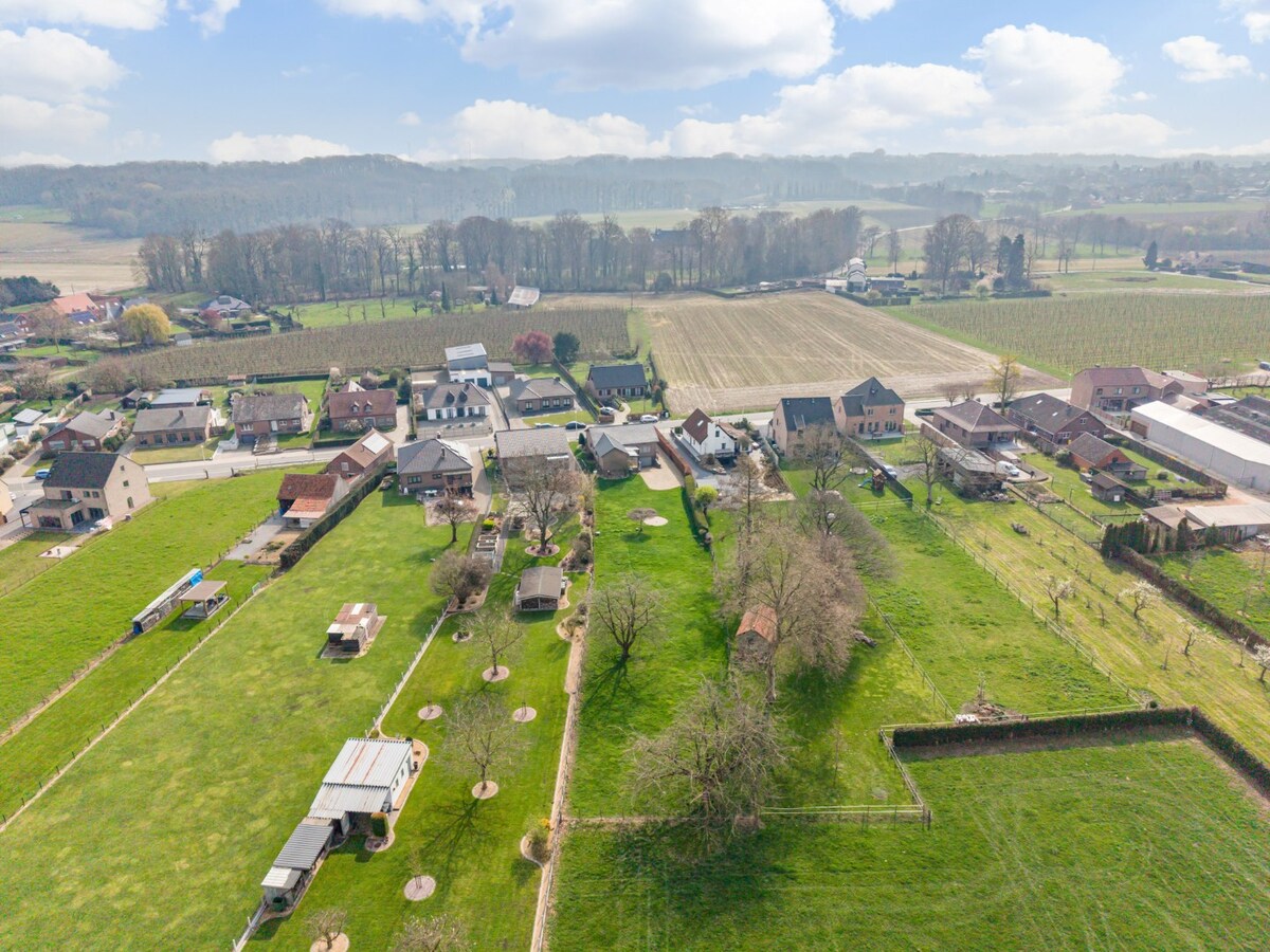 Zeer goed onderhouden gelijkvloerse gezinswoning op een riant perceel van 19a75ca op een rustige locatie te Schalkhoven, een deelgemeente van Hoeselt. 