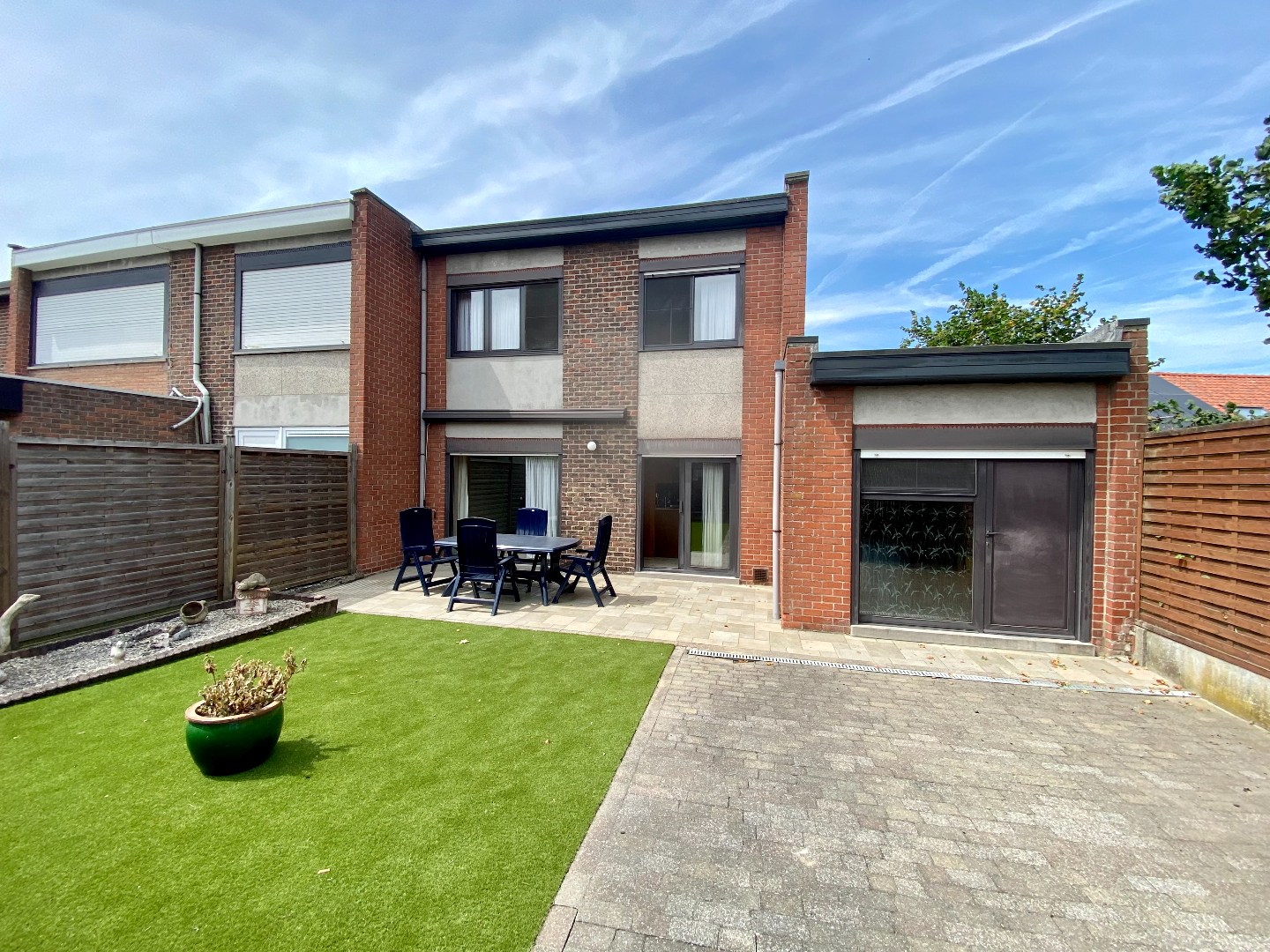 Zeer goed gelegen te renoveren gezinswoning met tuin en garage op 245 m²! 