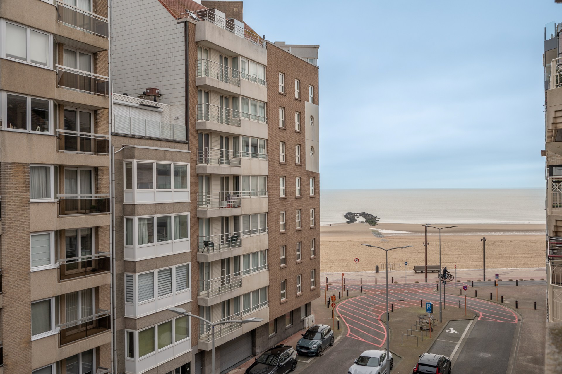 Prachtig gerenoveerd 2 slaapkamerappartement met zijdelings zeezicht centraal gelegen vlakbij de Lippenslaan te Knokke 