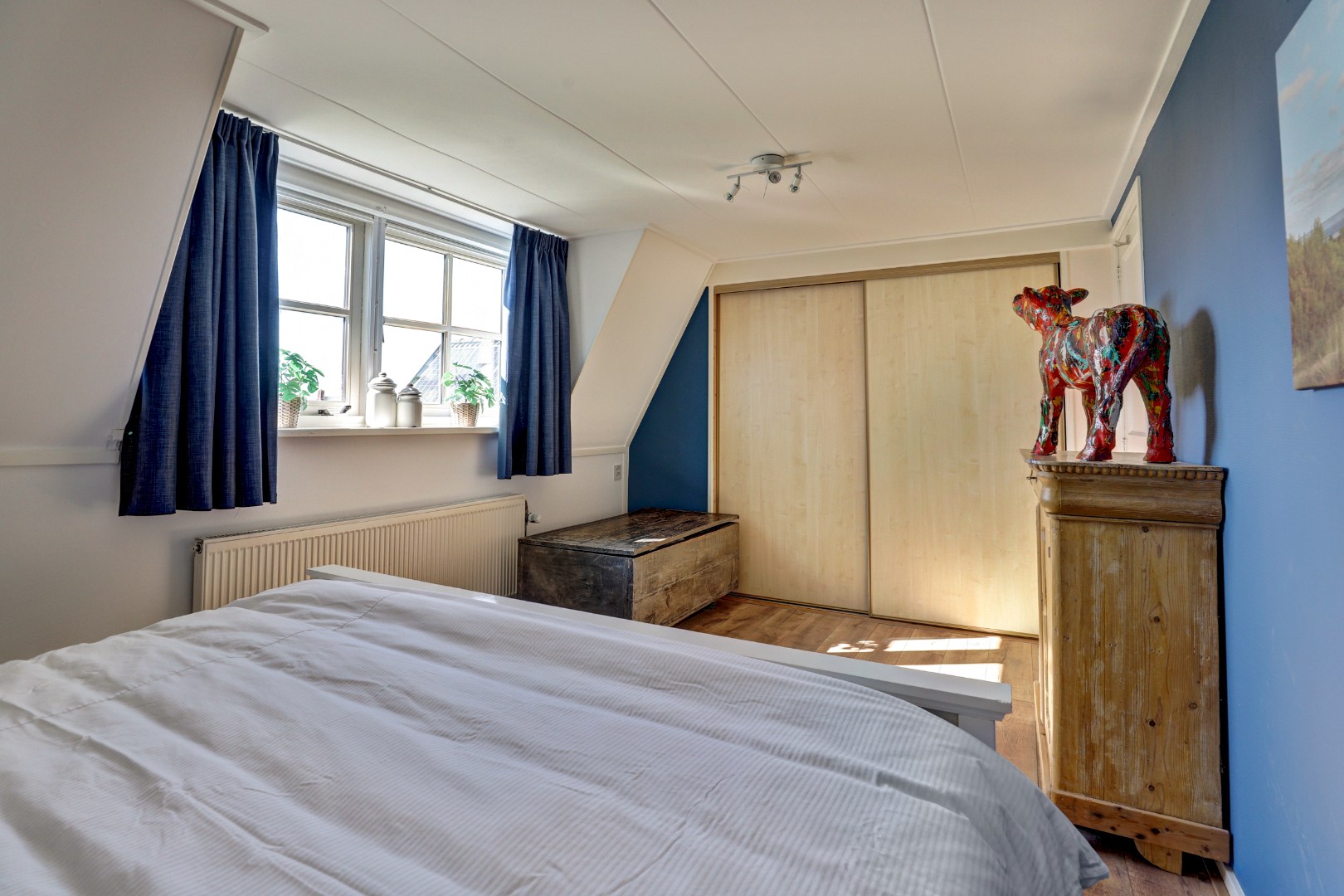 Vrijstaande woning met diepe zonnige tuin, overkapping en royale bijgebouwen 