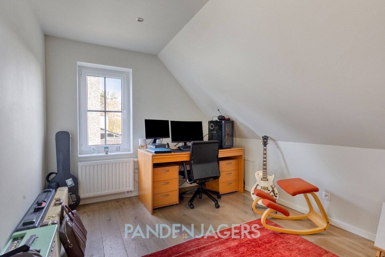 Recente energiezuinige woning met 6 slaapkamers, laadpaal en ruim perceel 