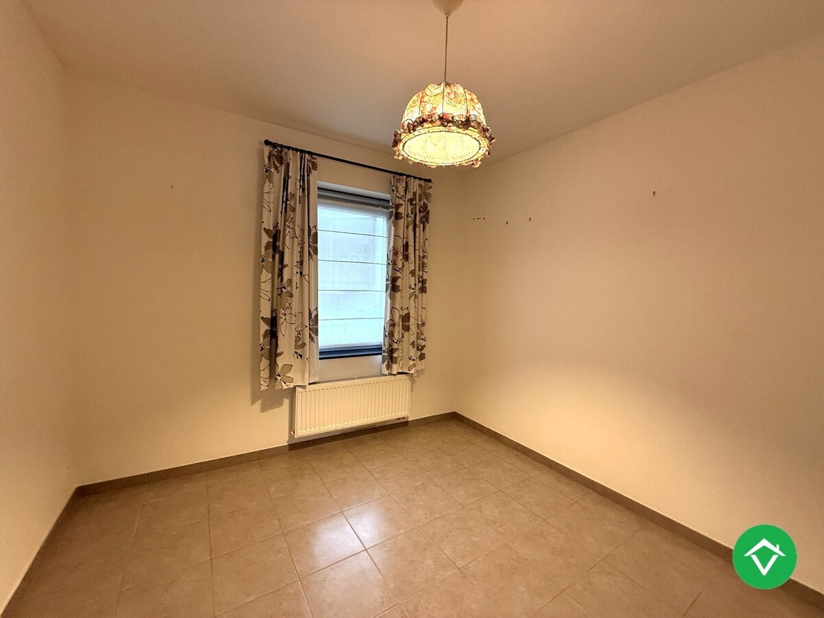 Gelijkvloers appartement op een centrale ligging met één slaapkamer, tuin en autostaanplaats te Roeselare 