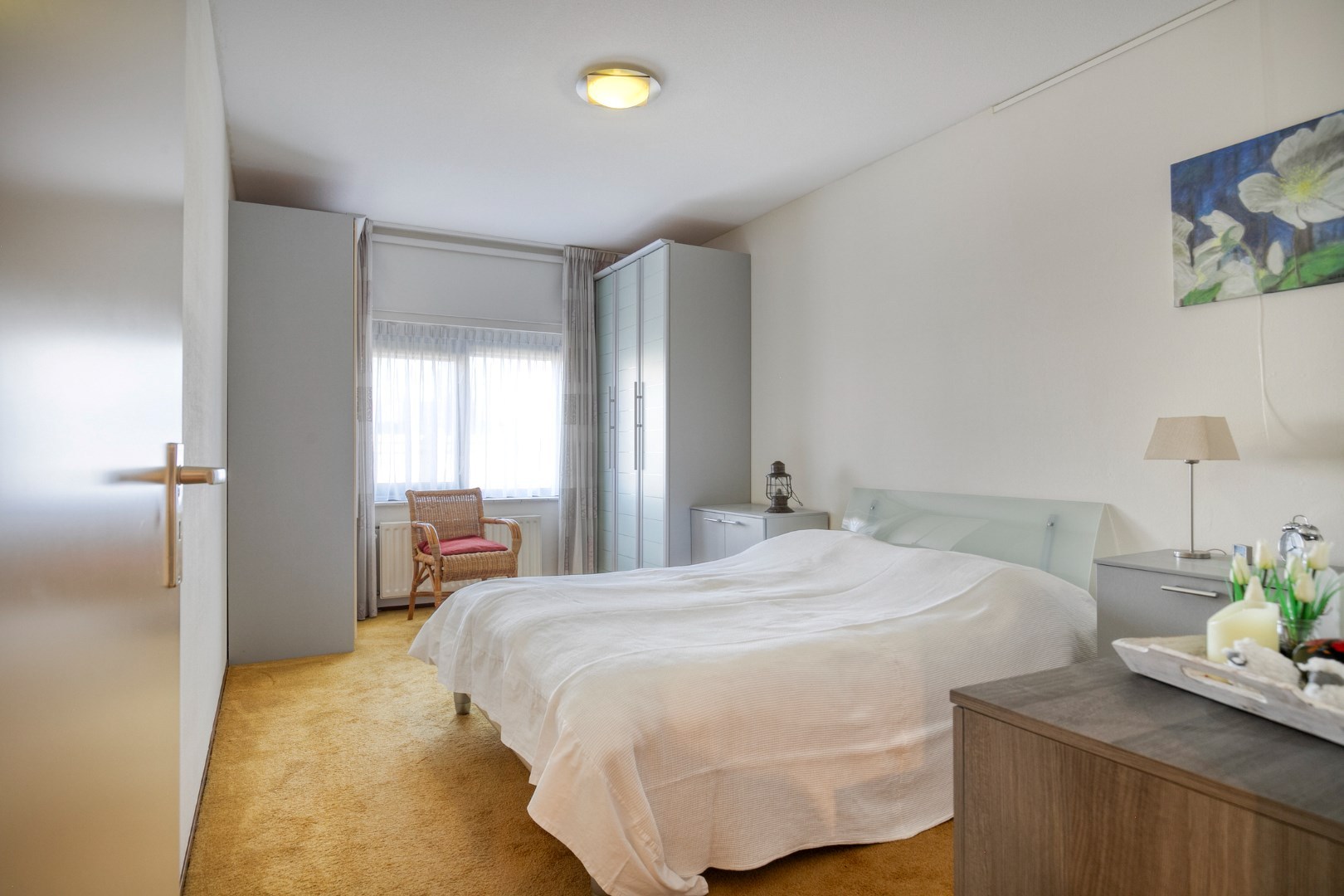 Royale 3 kamer benedenwoning met 2 slaapkamers, ruim terras en is gelegen op eigen grond. 