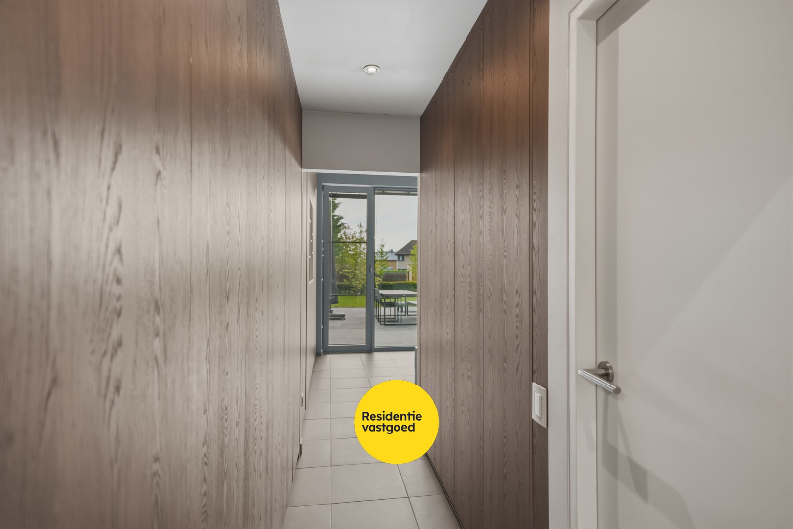 Ruime instapklare woning met zongerichte tuin in hartje Oudenburg 