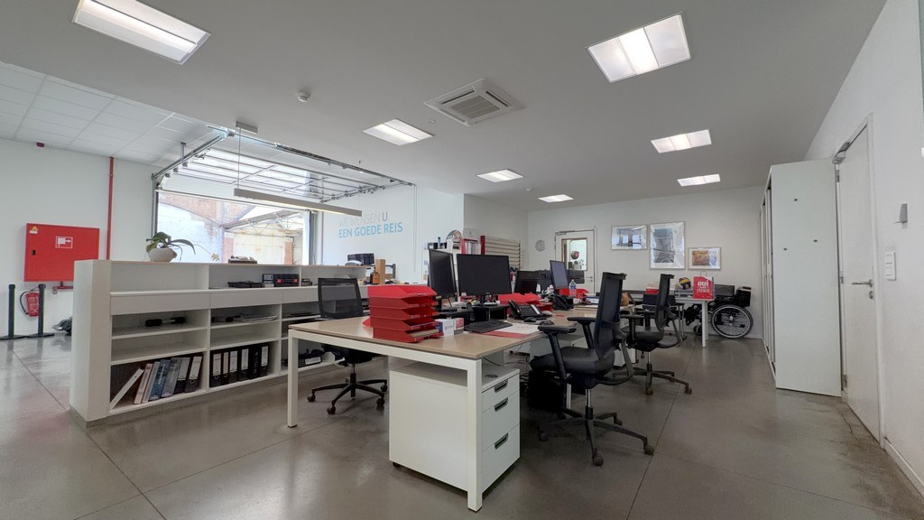 Showroom met magazijn te huur aan het Handelsdok in Gent