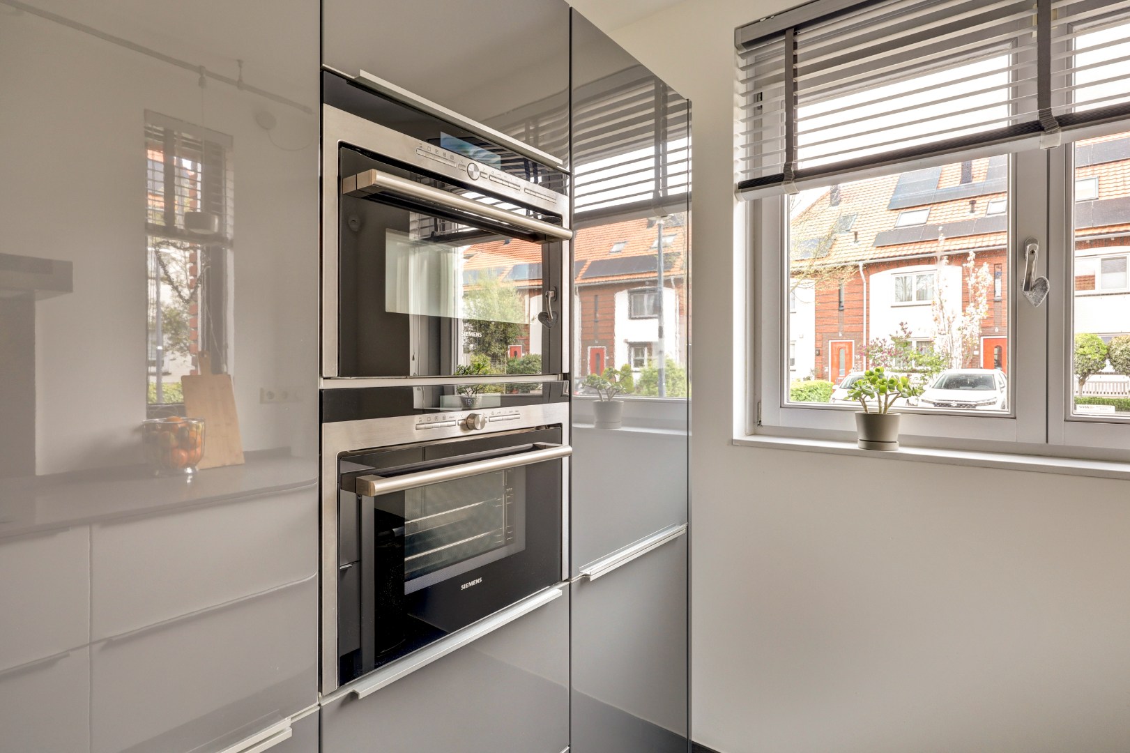 Luxe en royale 5-kamer 2-onder-1-kap woning met garage, eigen parkeerplaats, sauna én zonnige tuin op het zuiden en gelegen in een rustige straat! 