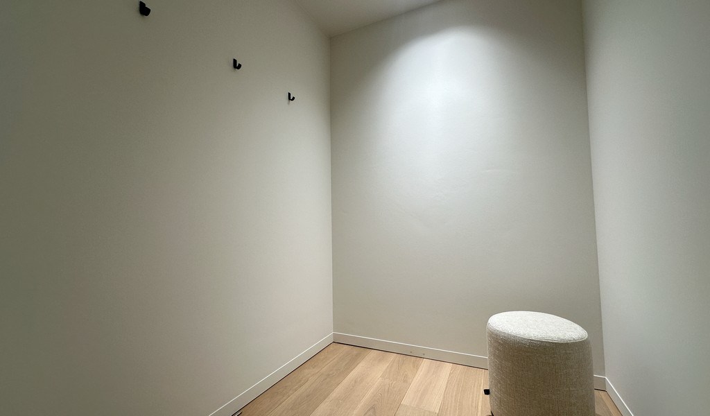 Stijlvol handelspand te huur langs Kortrijksesteenweg in Sint-Martens-Latem