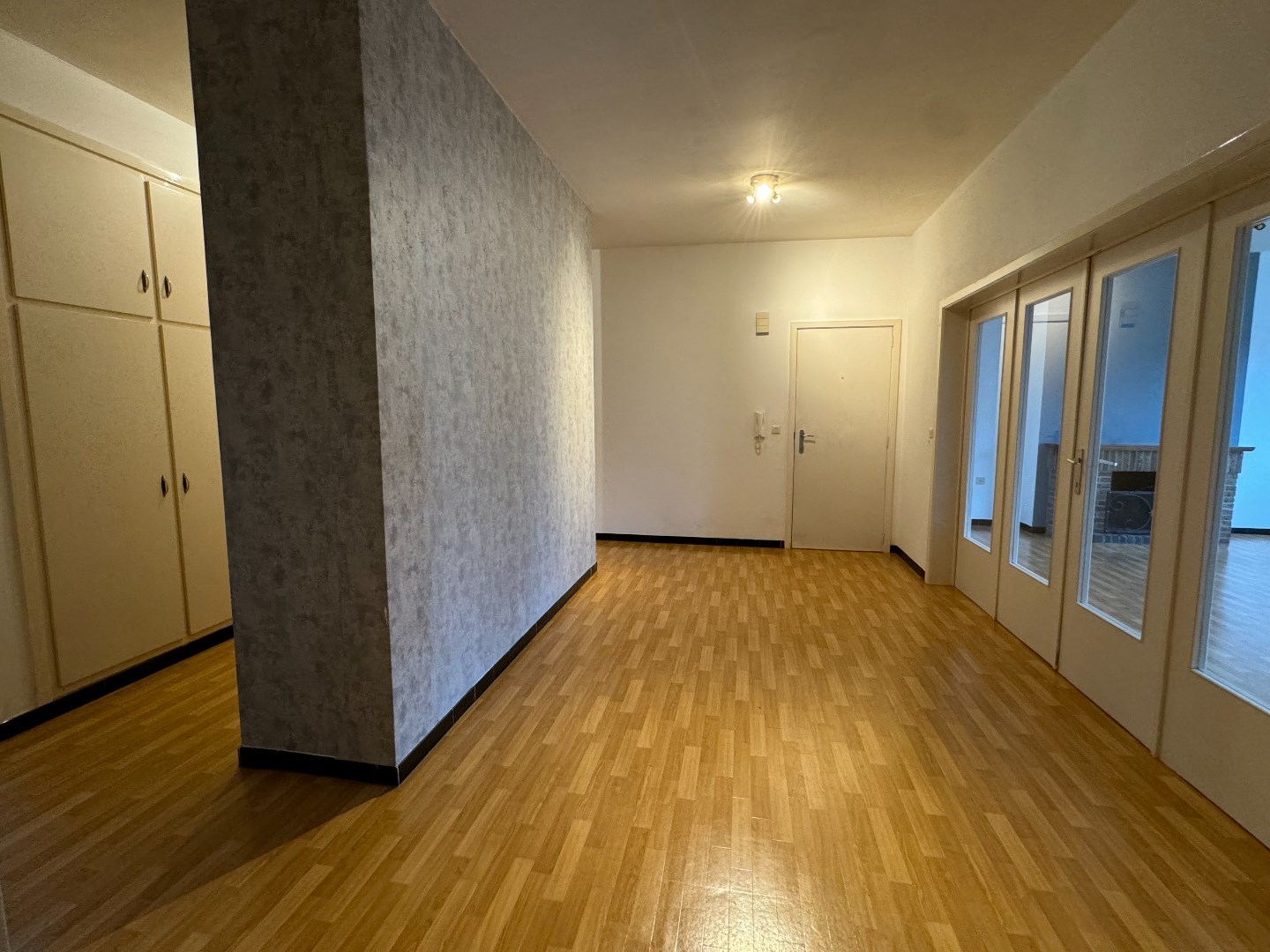 Ruim appartement (150 m²) op de eerste verdieping. 
