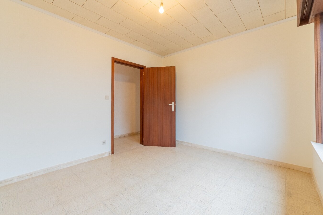 Uiterst ruime benedenwoning op groot perceel van 1666m² 