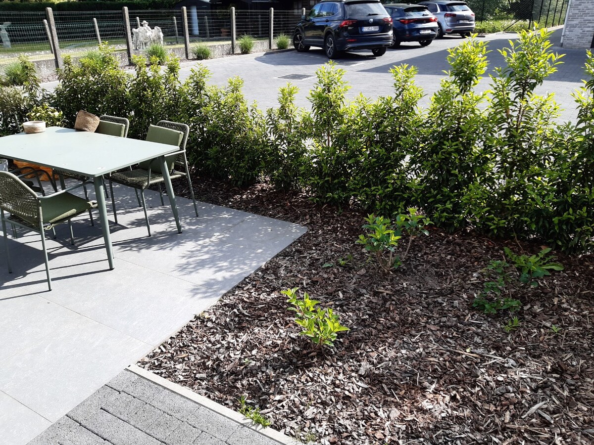 Gelijkvloers appartement met terras. 