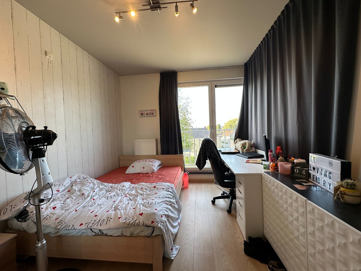 Ruim appartement met twee slaapkamers op de Markt van Houthulst 