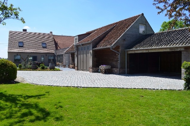 Unieke villa-landhuis op 1740m² landelijk gelegen te Eeklo 