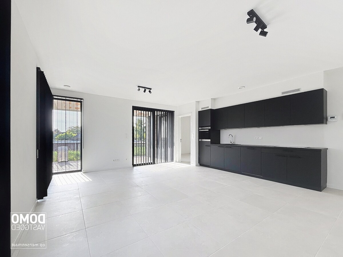 NIEUWBOUW 2 SLAAPKAMER APPARTEMENT MET TERRAS, AUTOSTANDPLAATS EN KELDERBERGING TE KERMT 