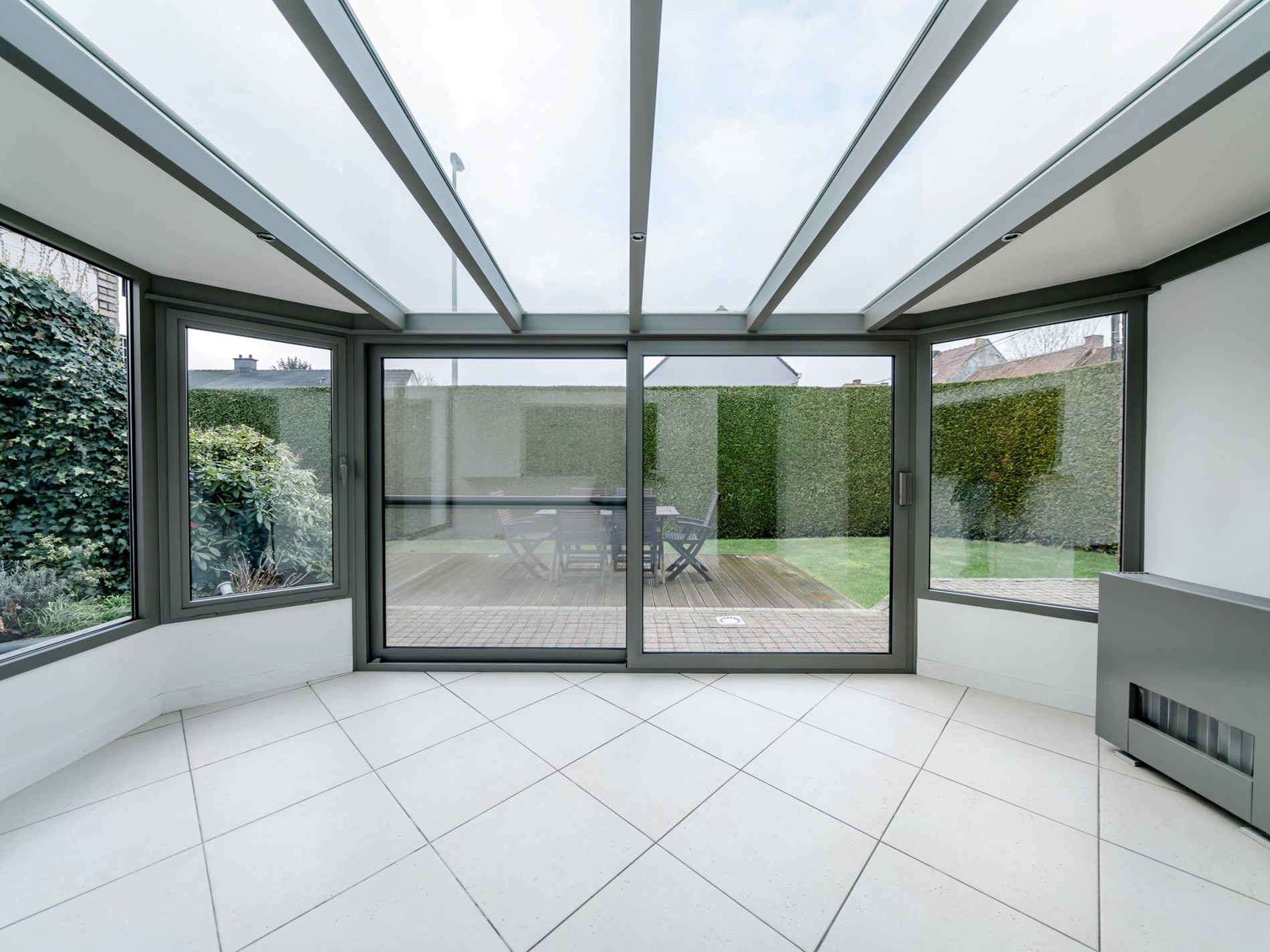 Gerenoveerde 3-gevelwoning met 3 kamers, garage en tuin 