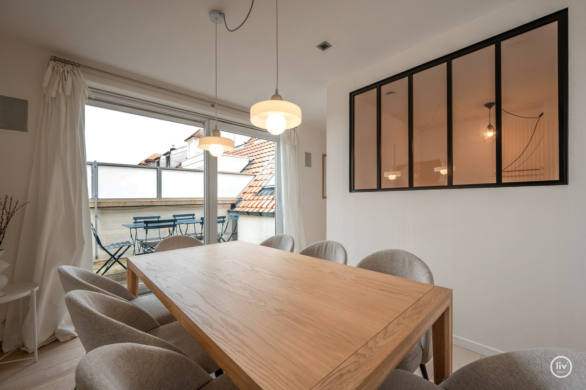 Zuidgericht en tevens instapklaar 4-slaapkamer appartement (159m2!) voorzien van 2 ruime terrassen met mogelijkheid tot aankoop van een XL-garagebox. 