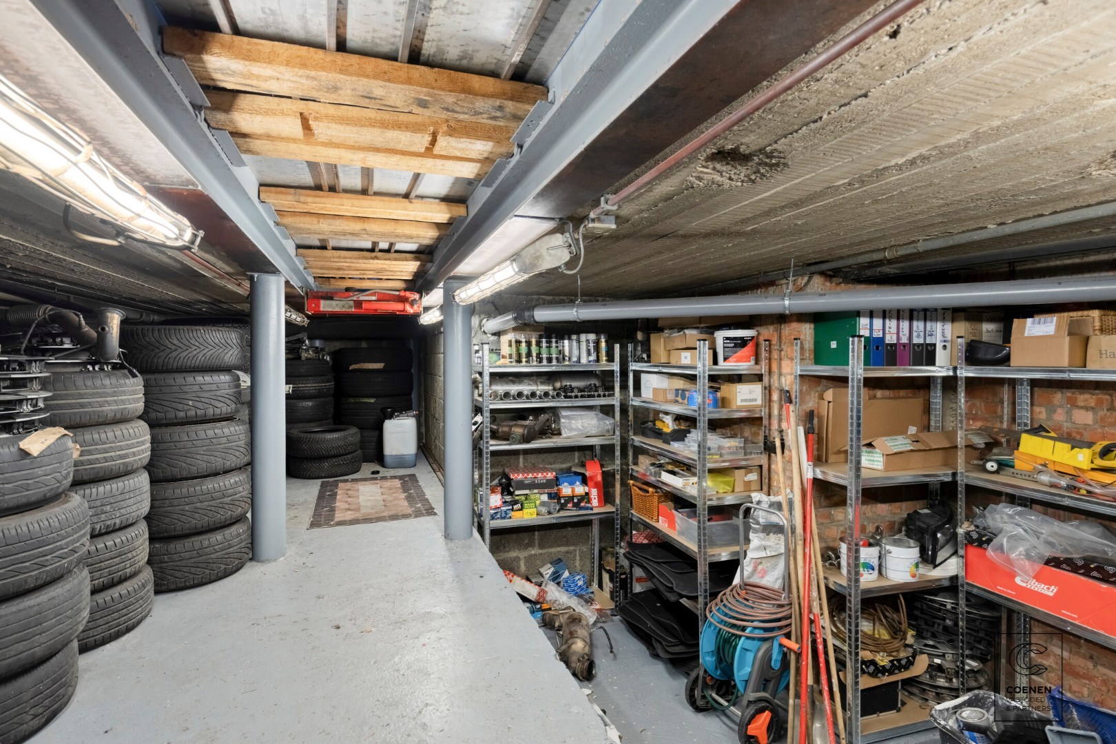 Commercieel pand/autogarage op een uitstekende locatie te Deurne! 