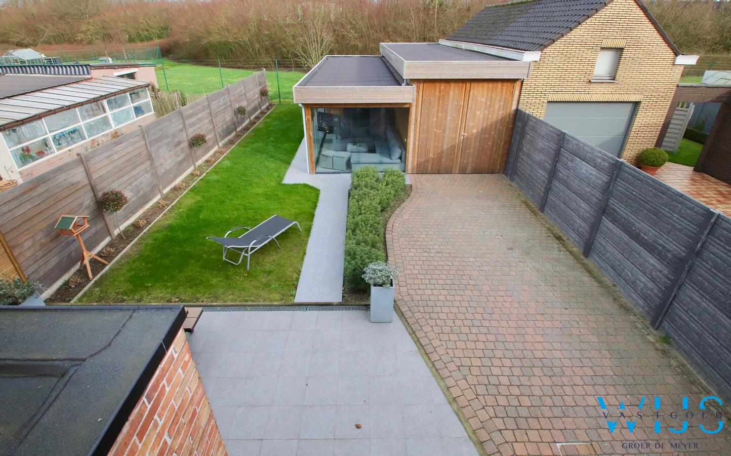 Tot in de puntjes gerenoveerde halfopen bebouwing met lounge gedeelte! 