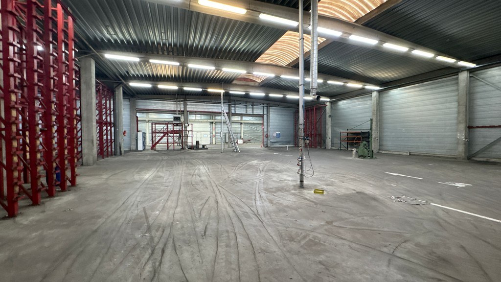 Magazijn met kantoren te huur langs E34 in Beveren