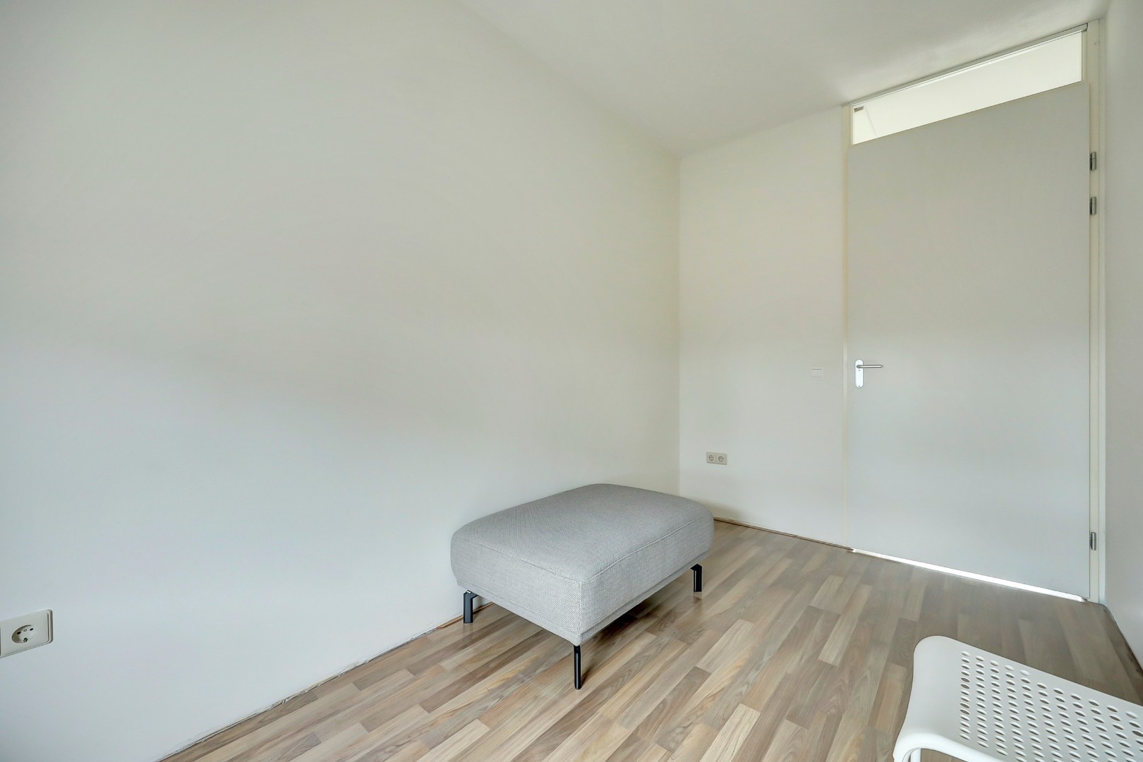 In de jonge woonwijk Nesselande in deelplan Haag en Park gelegen 5 kamer tussenwoning met houten berging en parkeerplaats op 131 m² eigen grond. 