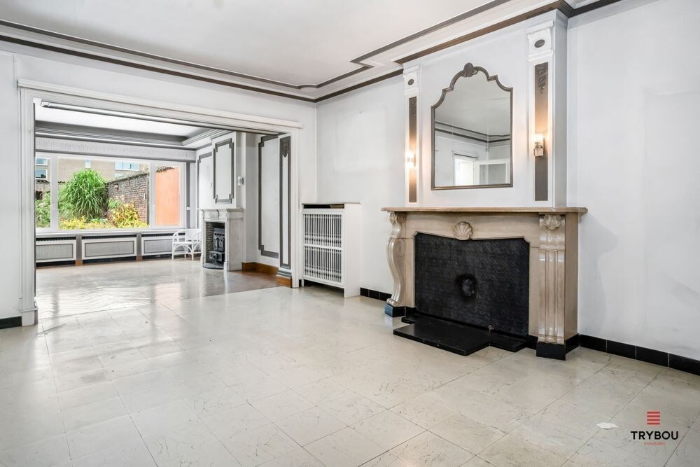 Uniek Handelspand met woonst op de Grote markt van Diksmuide. 