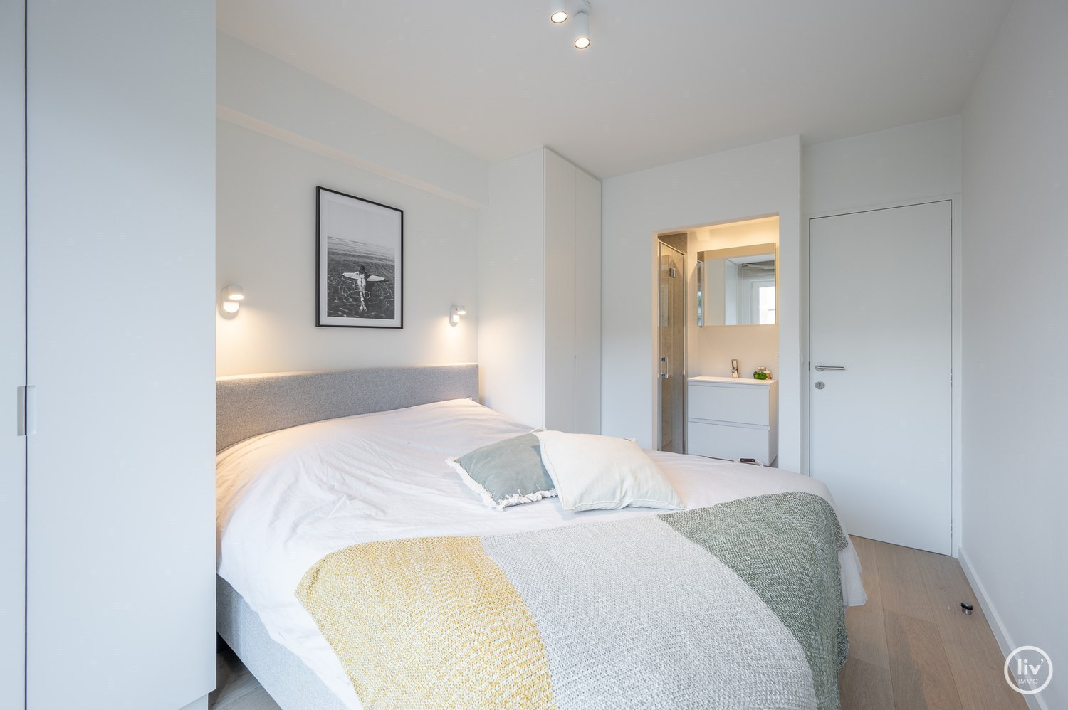 Integraal gerenoveerd 2-kamer appartement met een open zicht over het Yzepark (mogelijkheid tot aankoop van een garage onder de overzijde ). 