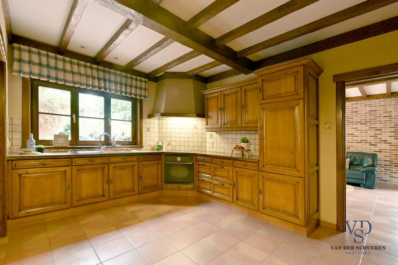 Bijzonder degelijke en ruime villa in doodlopende straat 