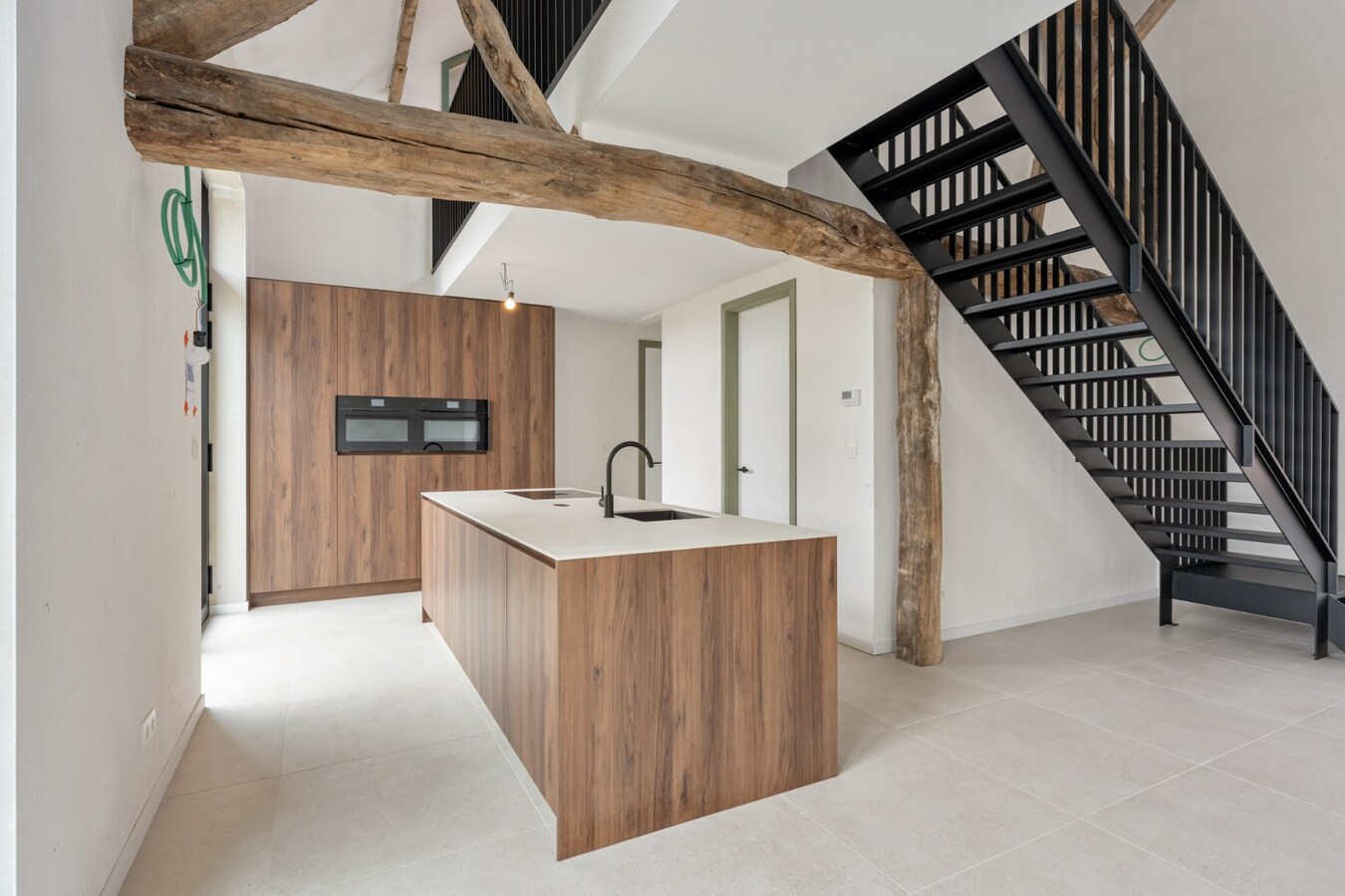 Exclusieve woning in volledig heropgebouwde hoeve op een perceel van 4a60ca! 