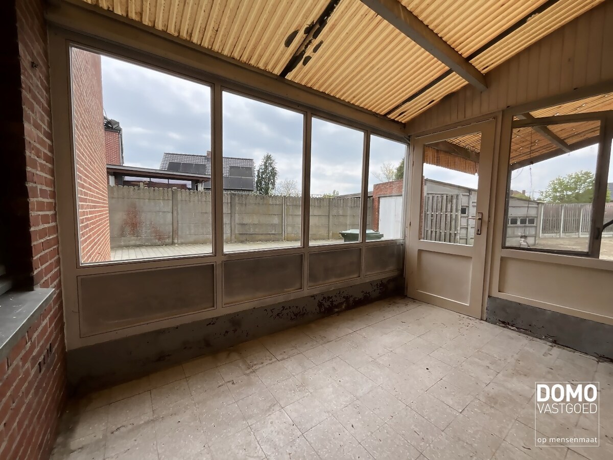 WONING MET TUIN, GARAGE EN 3 SLAAPKAMERS IN HET CENTRUM VAN KERMT 