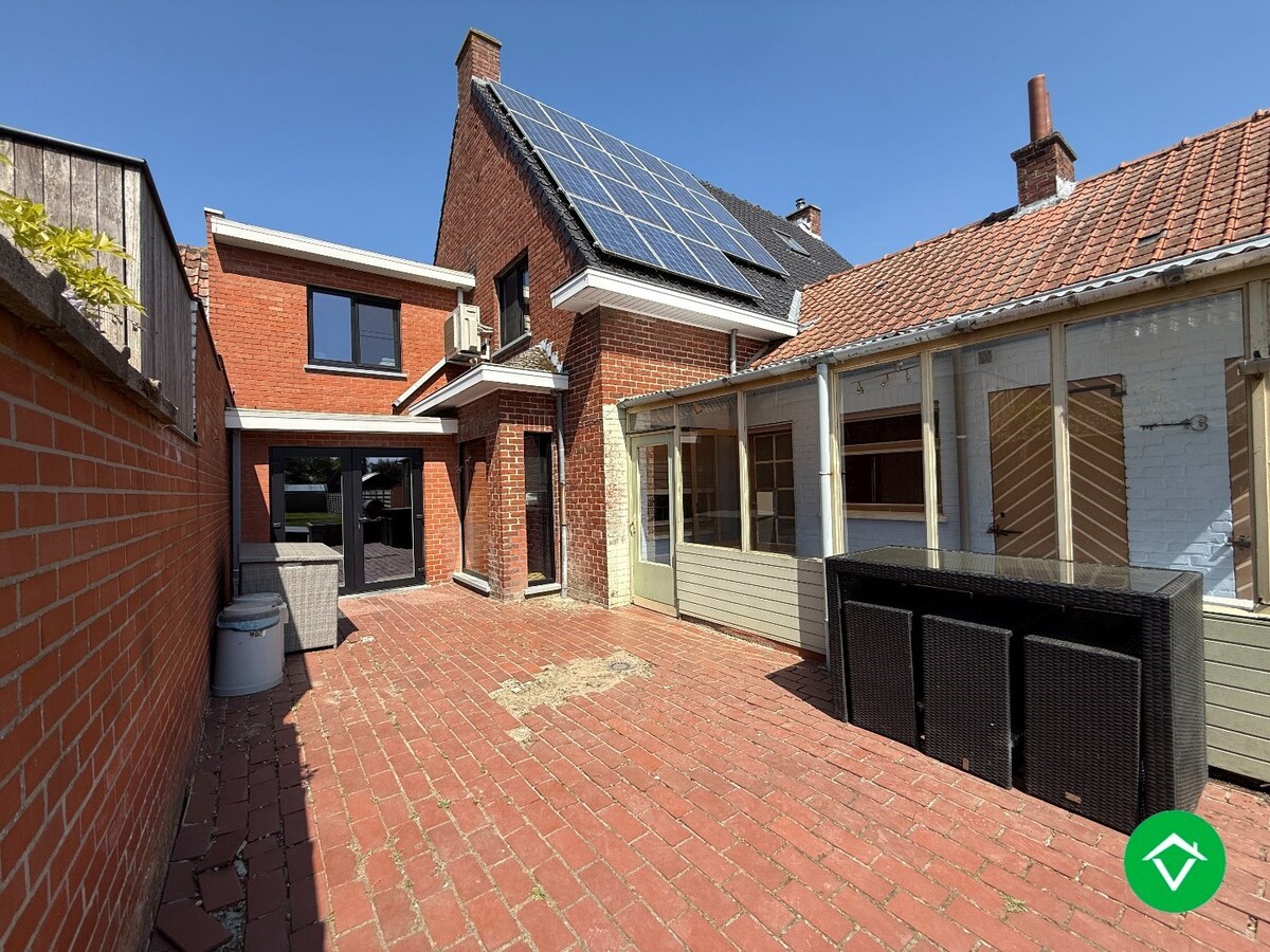 Charmante woning met twee slaapkamers, diepe tuin en ruime garage 