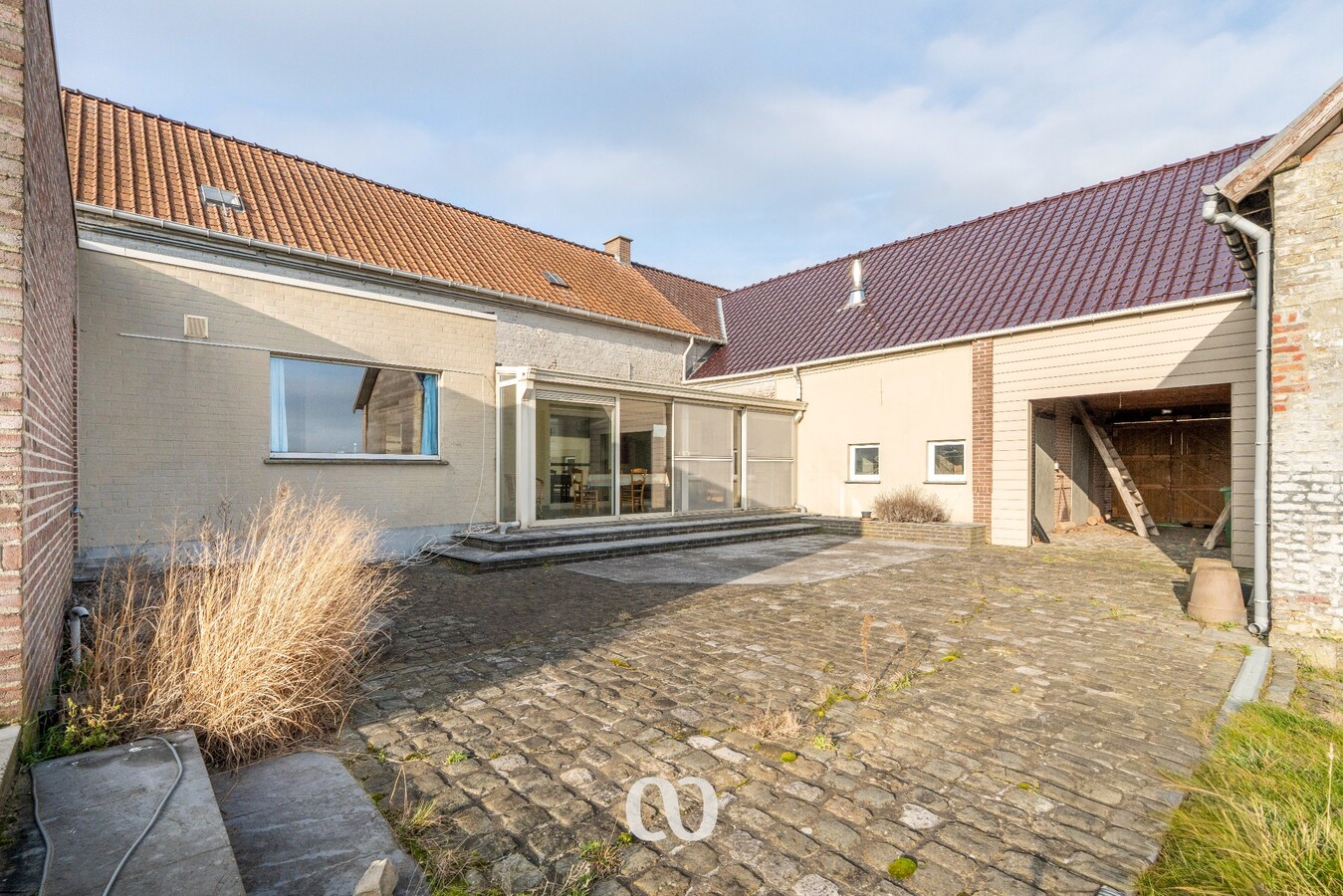 Gerenoveerde hoeve met atelier en een prachtig zicht 