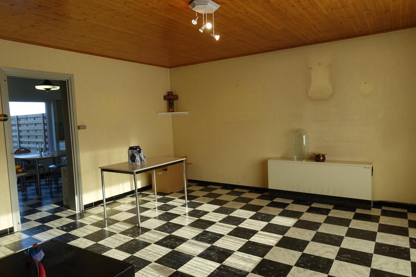 Degelijke rijwoning met garage en grote tuin 