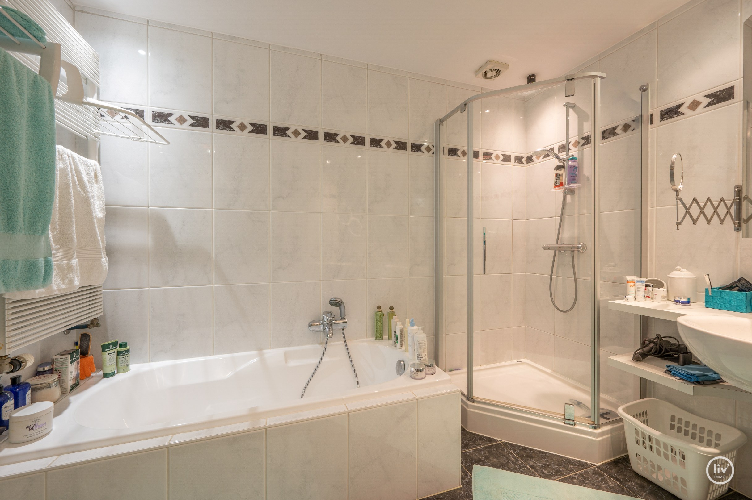 Fraaie bel-étage woning in het centrum van Knokke met Schoonheidssalon op het gelijkvloers. 