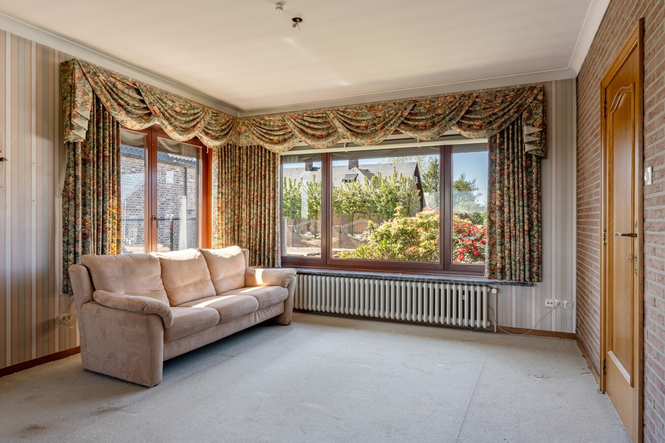 Gelijkvloerse gezinswoning op een ruim perceel van 9a51ca op een rustige locatie met uitzicht op achterliggende weilanden! 