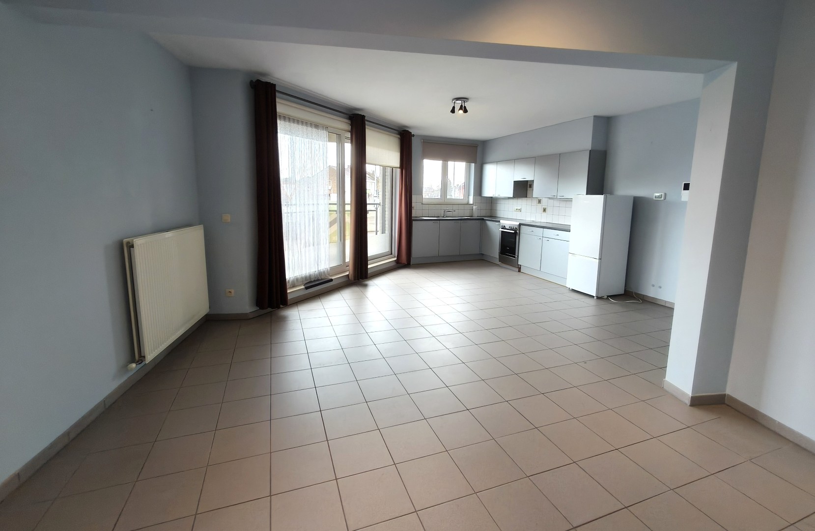 GELIJKVLOERS APPARTEMENT MET GARAGE 