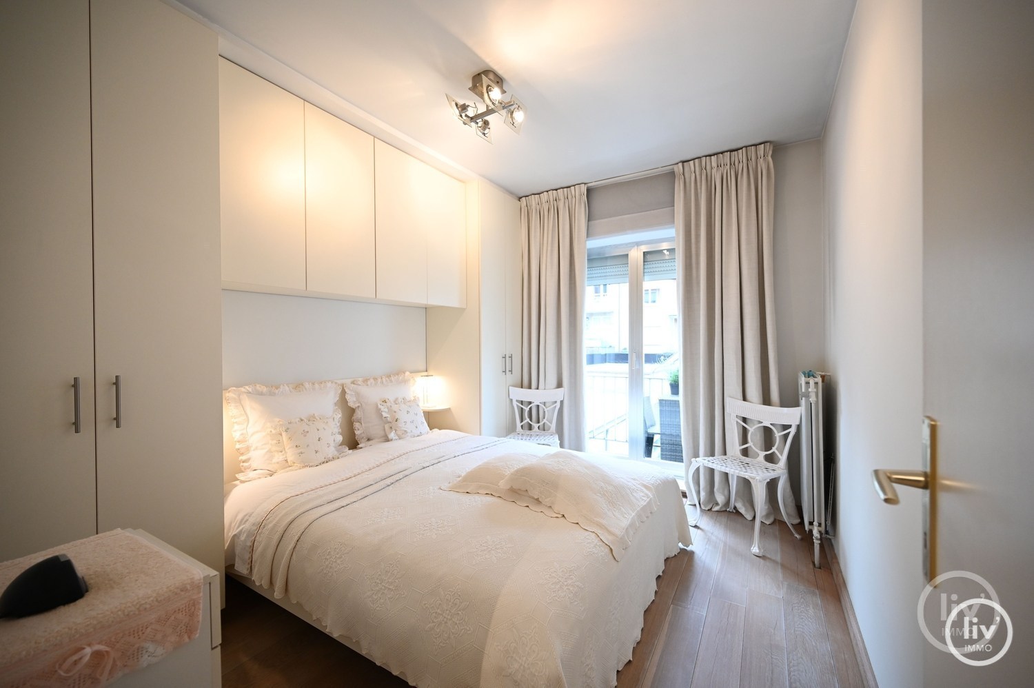 ONGEMEUBELD - Aangenaam 2 slaapkamerappartement met OPEN ZICHT gelegen op de Piers de Raveschootlaan te Knokke (DIRECT BESCHIKBAAR!) 