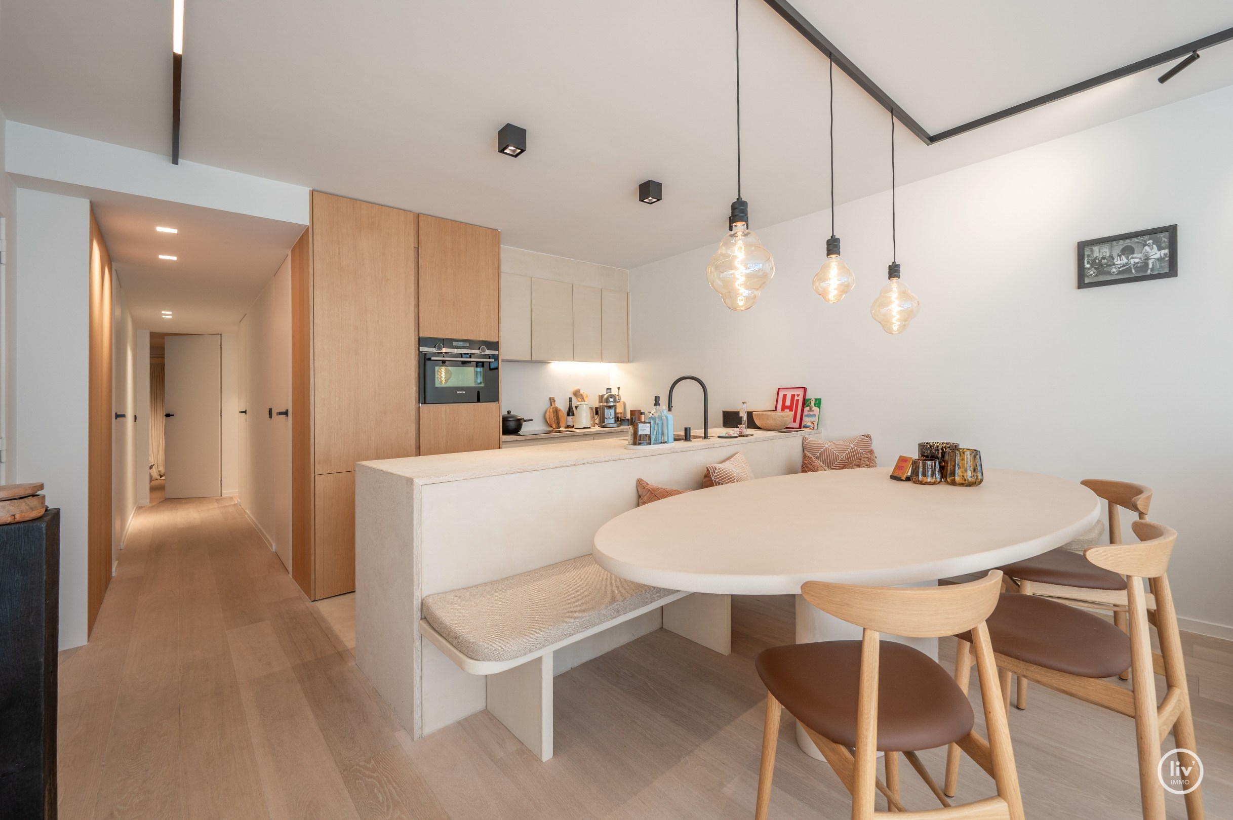 Volledig gerenoveerd 3 slaapkamerappartement langs de zonnekant van de Parmentierlaan gelegen op wandelafstand van de zeedijk. Garage mogelijk in het gebouw. 